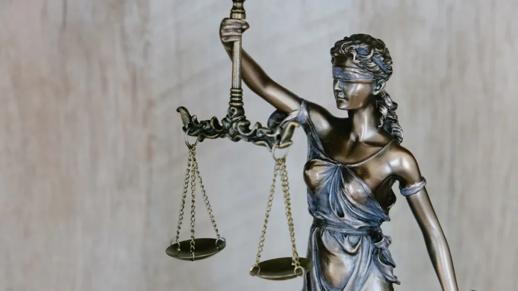 Gavel and car keys on a judge's bench representing penalties for driving with a suspended license in Florida